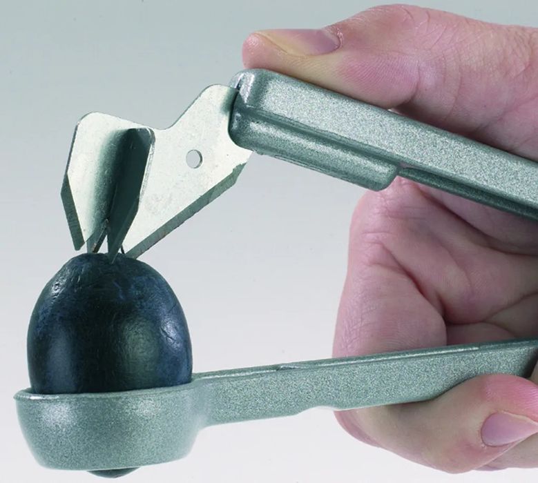 Уред за вадене на костилки от сливи

Материал: неръждаема стомана

Про