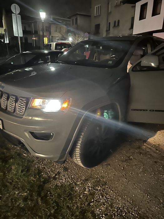 Продавам Джип Гранд Чероки Ларедо 3,6