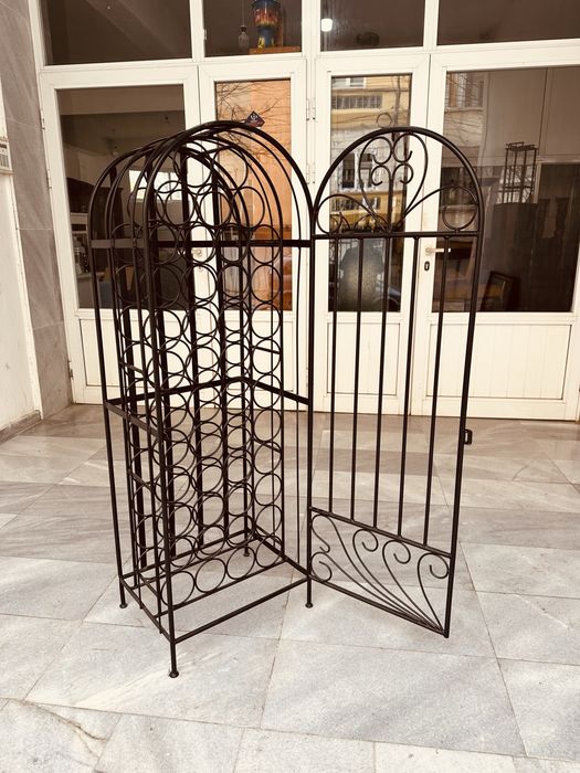 Масивен шведски винен шкаф от желязо за 45 бутилки