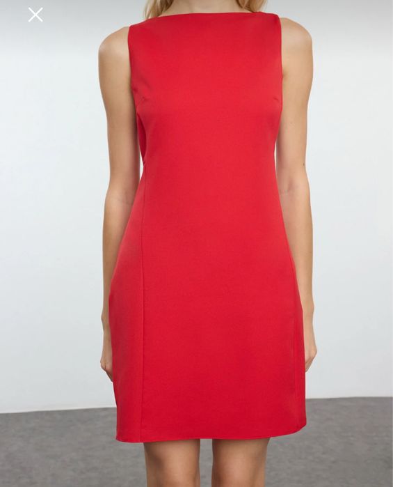 Червена къса рокля