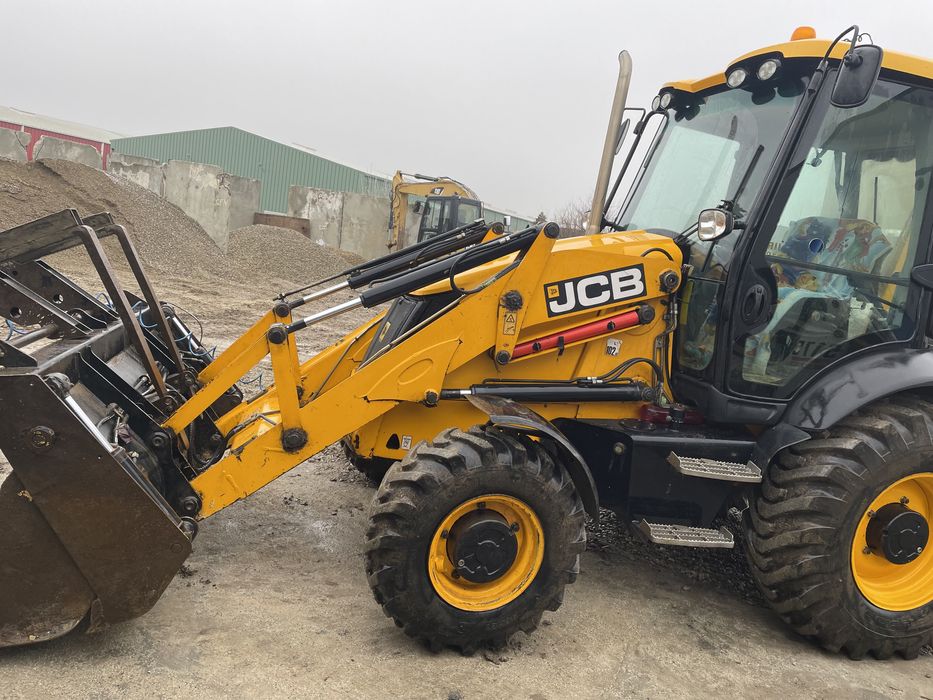 Inchiriere autobasculanta/buldoexcavator