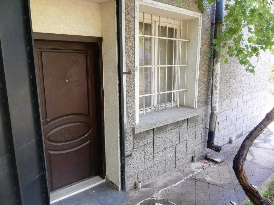 Mонолитна къща близнак в широкия център на гр. Казанлък, под Полицията