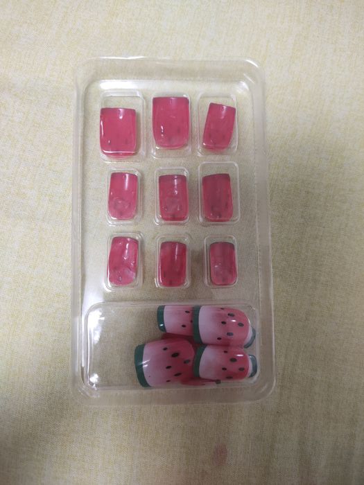 Накладные ногти .