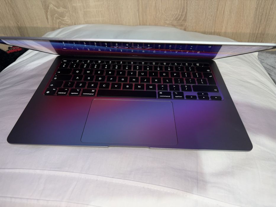 MacBook Air 13″ 2020, M1 8 Cores, 8 GB, 7 core GPU