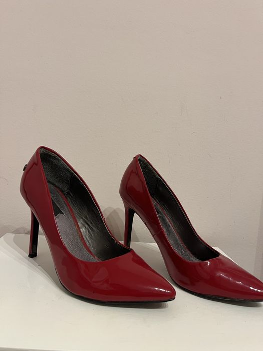 Стлилни червени токчета