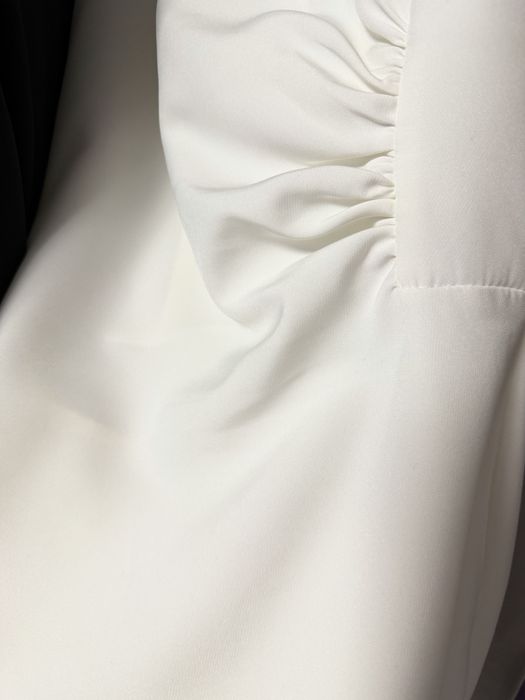 Белое платье макси с вырезом