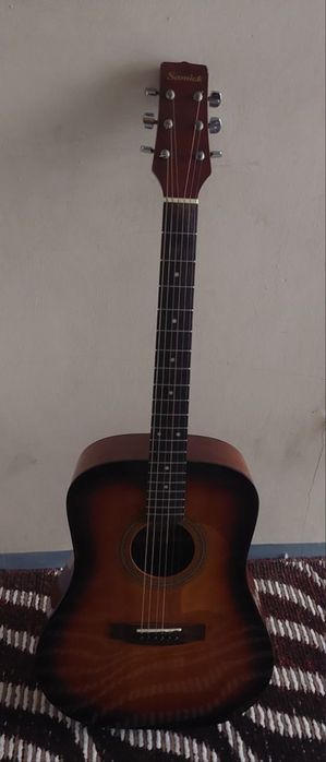 Akustika gitara sotladi