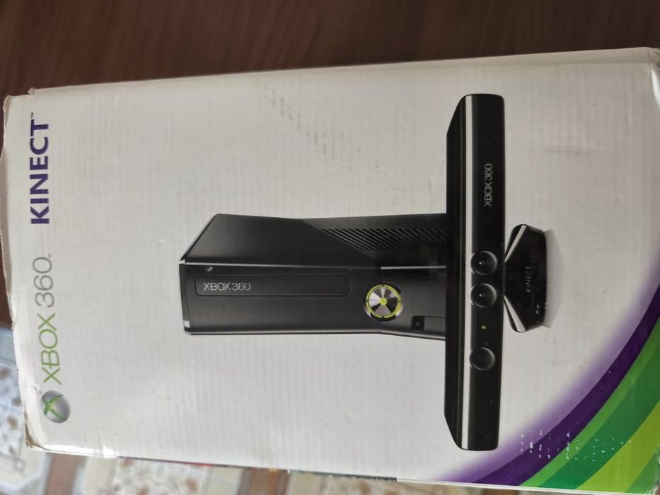 Игровая консоль Xbox  Slim в комплекте с  сенсором движения Kinect