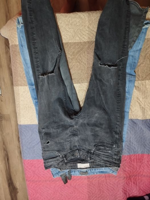 Vand patru perechi de blugi sunt originali îi dau de oare ma strang