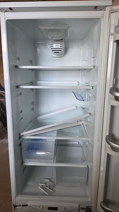 Продам встраиваемый холодильник Аристон.