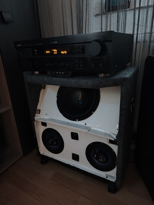 Vând boxă pasivă în stare foarte bună cu stație cu tot boxa 200w