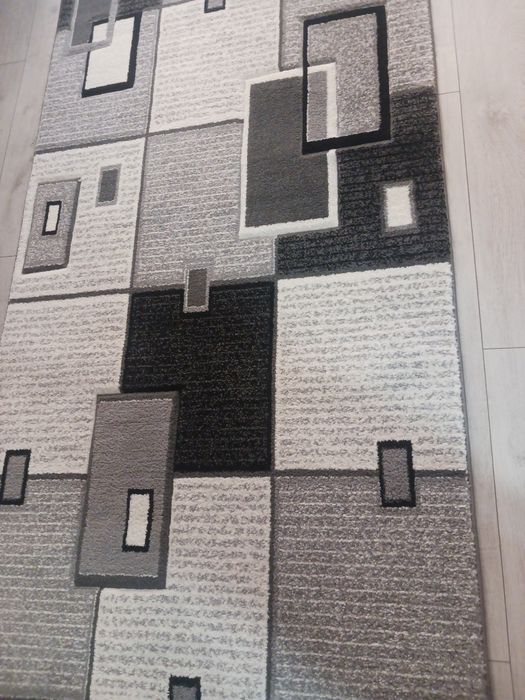 Vând covor alb negru!