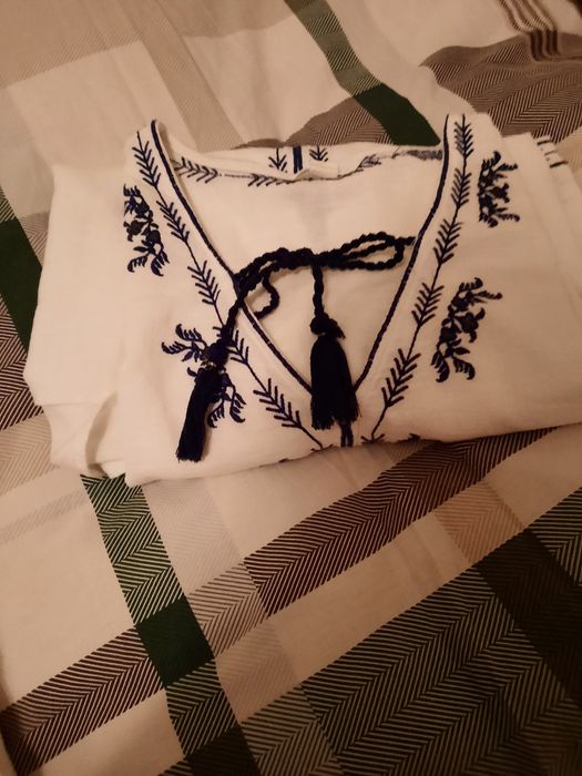 Ie alba cu broderie albastra mărimea 42