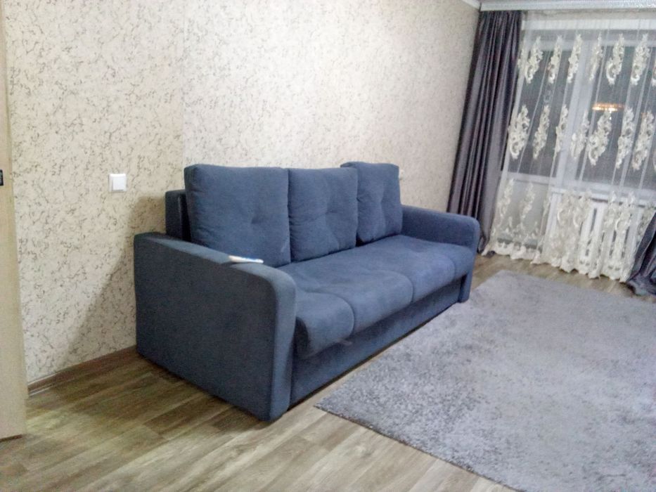 Диван как новый синий с подушками , раскладной