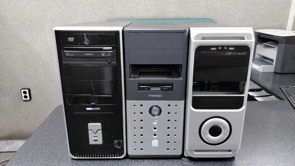 Продавам компютърни кутии и два монитора в много добро състояние