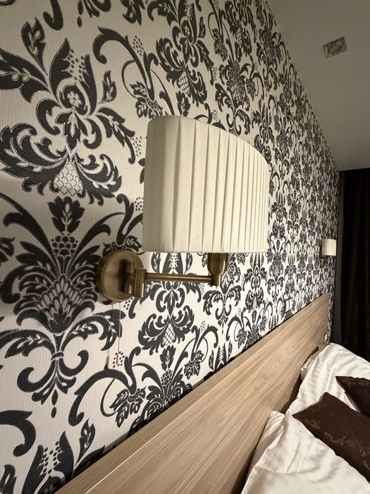 Vand set aplica tavan+ 2 aplice atasate deasupra noptierei