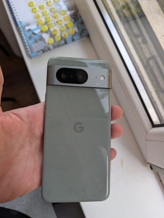 Google Pixel 8 roze sau gri