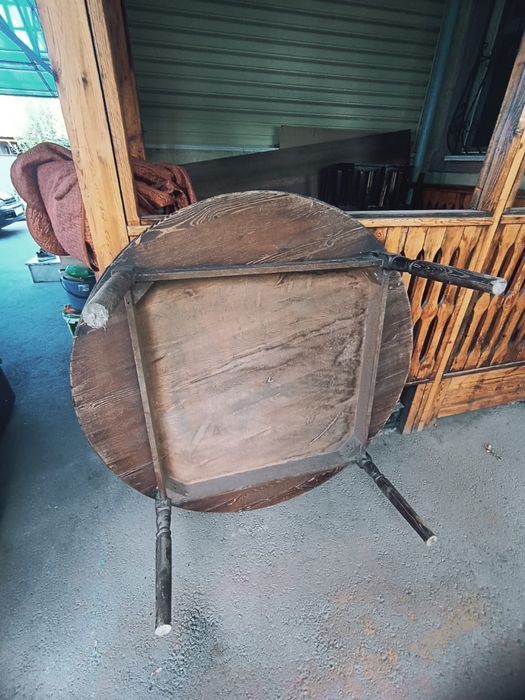 Круглый стол и стулья