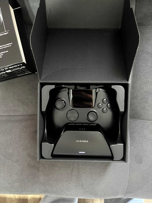 Гейминг Контролер Manba 1, Геймърски Контролер с RGB осветление и станция за зареждане - Чисто Нов