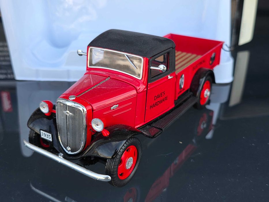 Macheta Auto 1/24 Unique Replicas 1935 Chevrolet Pickup 1 1/2 Ton Sedan Delivery