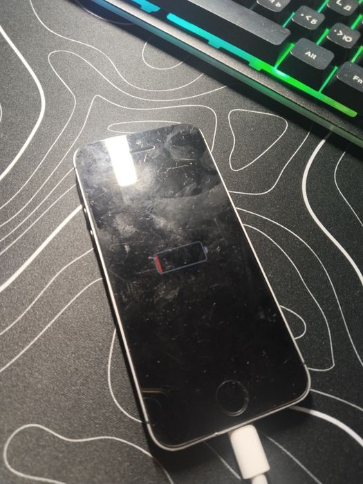 Продам пятый iPhone серого цвета