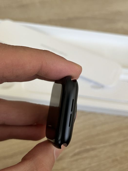 Apple Watch SE 2 44mm – работи, но с черен екран (за части/ремонт)