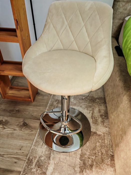 Vand masa tip bar cu doua scaune tip bar