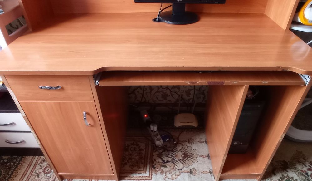 Письменный стол , компьютерный стол
