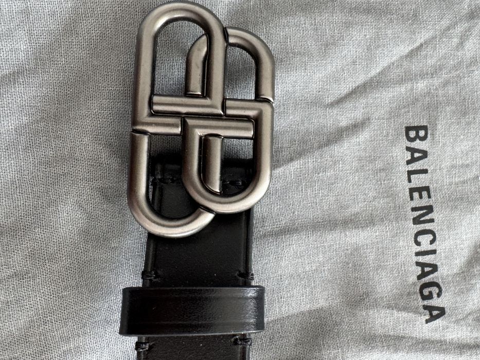 Оригинален дамски колан BALENCIAGA . Цена 90€ .
