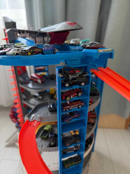Большой гараж Hot Wheels с автоматическим лифтом + 15 машинок
