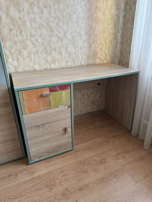 Стол в детскую комнату