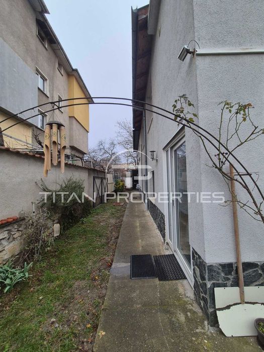 Триетажна къща с гараж в Кючук Париж