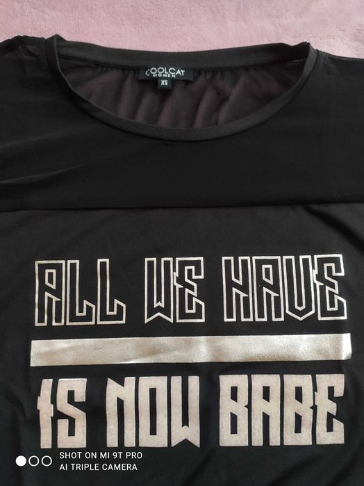 Тениски с надпис и блестящи елементи