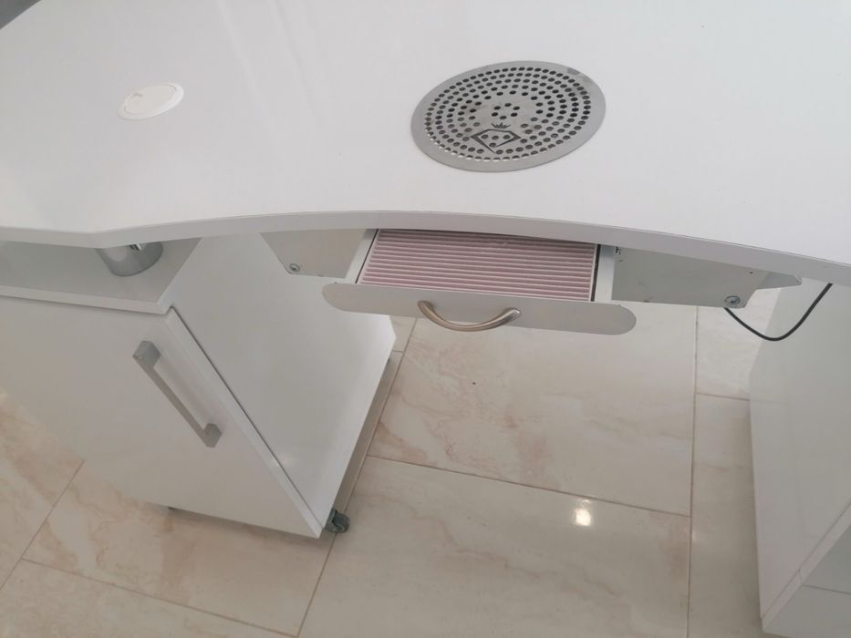 Бюро за маникюр с прахоуловител