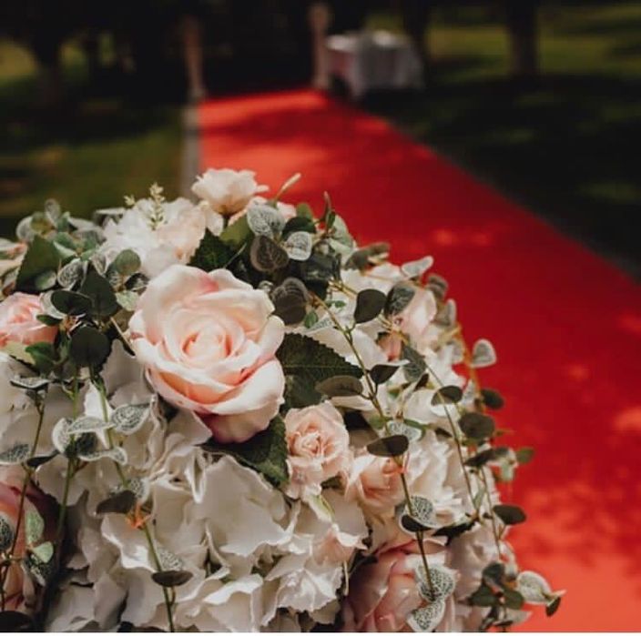 Decorațiuni nunta,mascote,gobflabile,fotobooth,aranjamente flori,covor