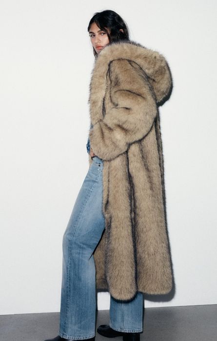 Уникално палто с косъм с подчертани рамене и дълго палто с качулка