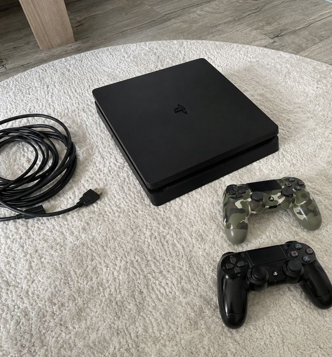 PS4 Slim 500GB + 2 геймпада + PS Plus Extra