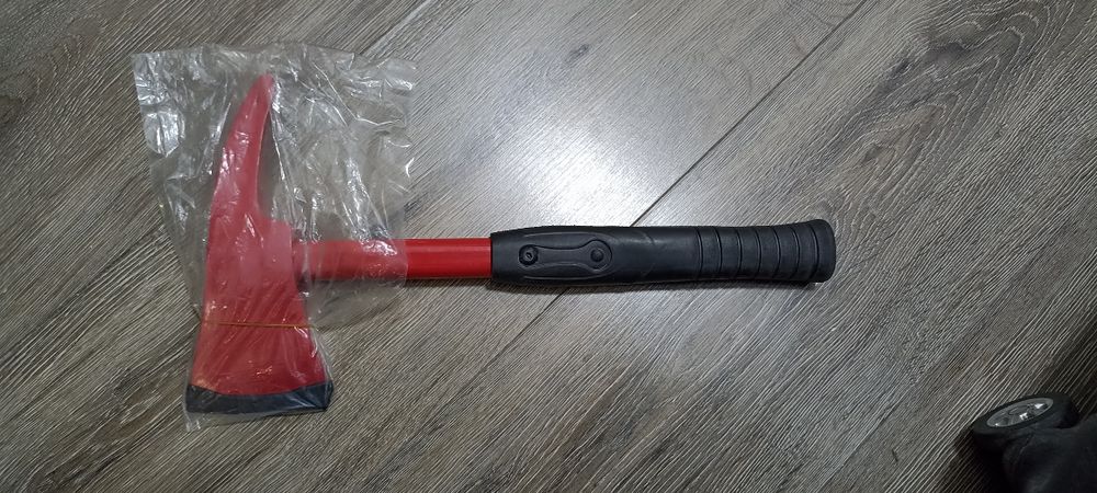 Топор пожарный новый