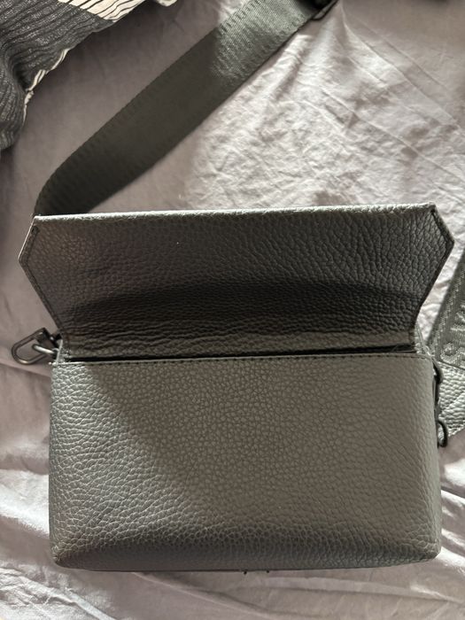 Чанта през рамото с магнитно прилепване