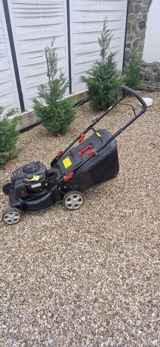 Vând două mașini de tuns iarba/ gazon pe benzina