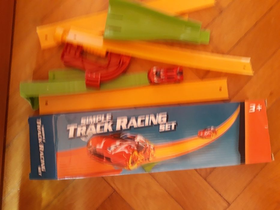 Domino, pista, masina si minge