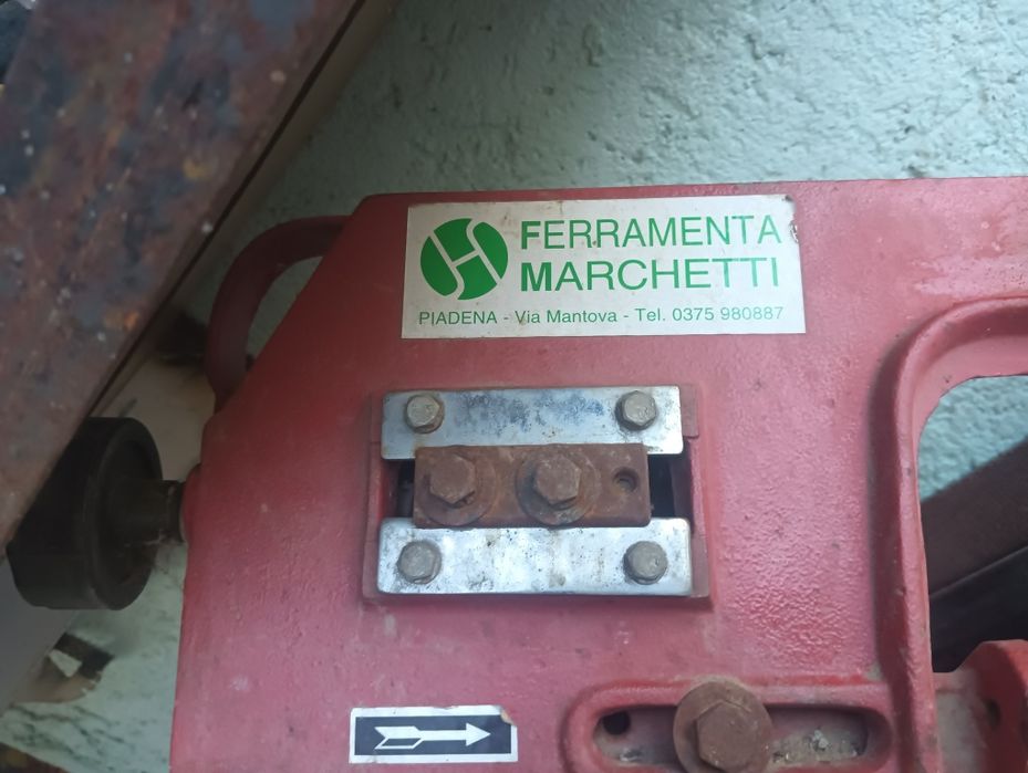 Fierăstrău bazic electric