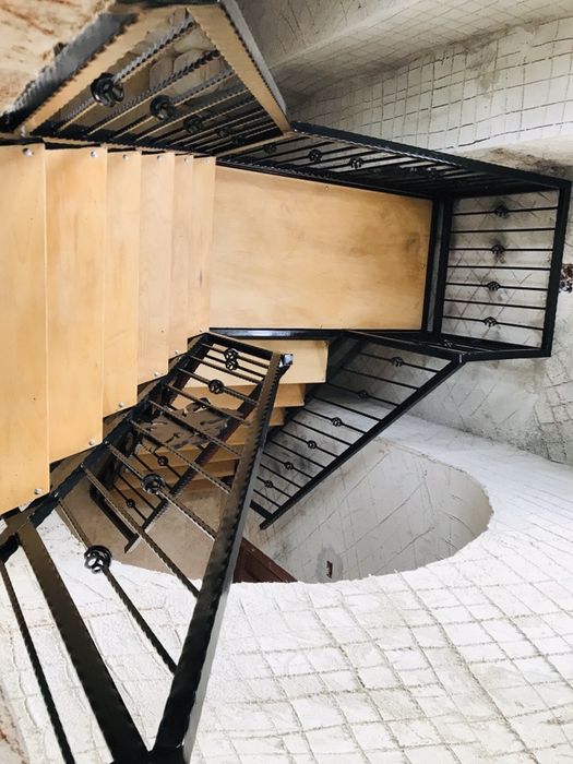 Porti, panou gard, scari, usi, balustrazi, balcoane, bancuri de lucru