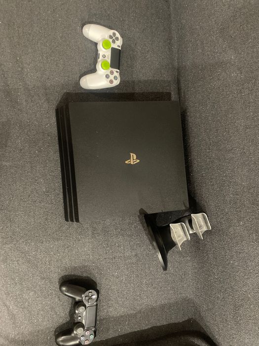 PS 4 pro  с два джойстика и стойка , която може да си ги зареждаш