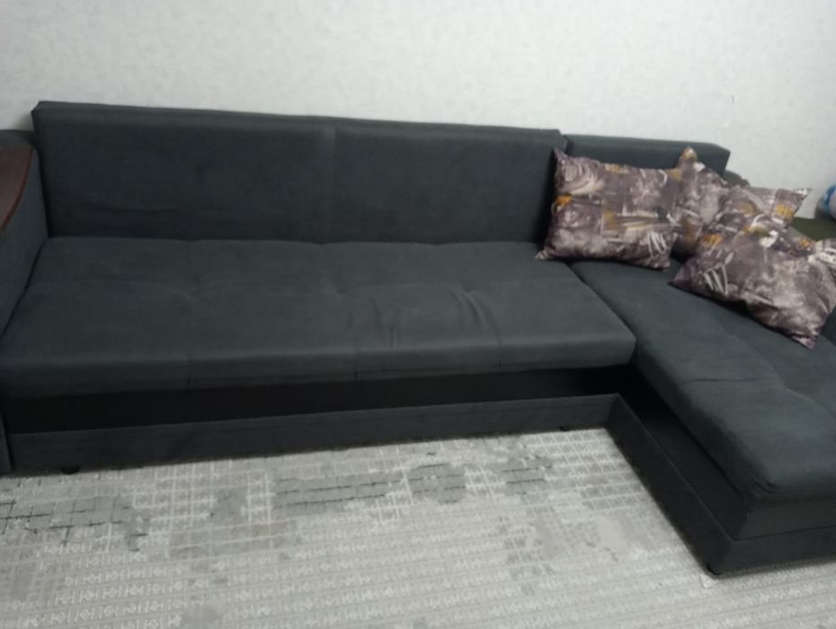 Диван-кровать с подушками