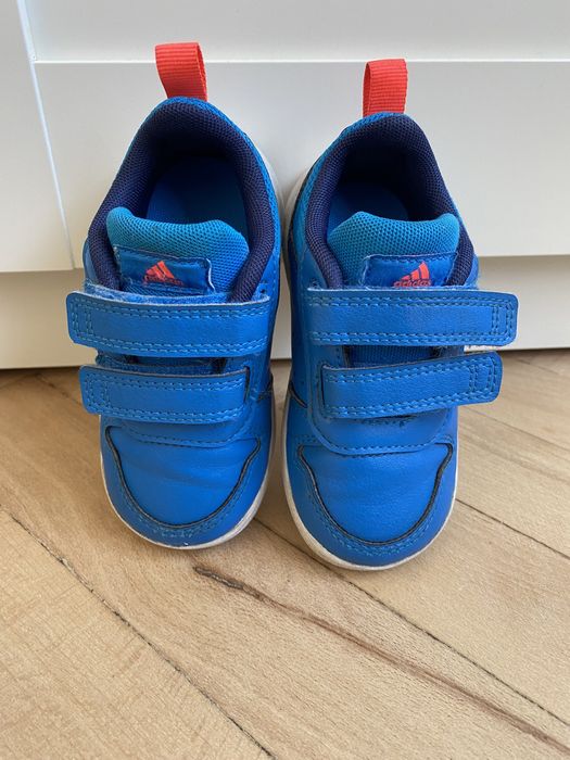 Маратонки Adidas номер 22