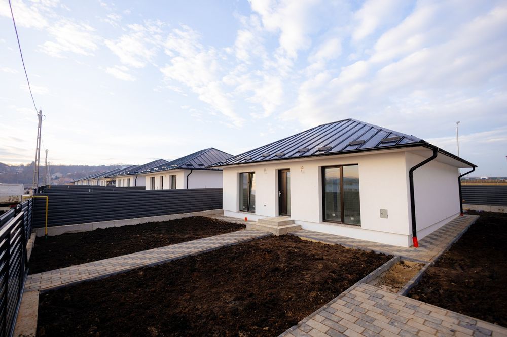 Vand  case individuale la cheie parter 350mp teren