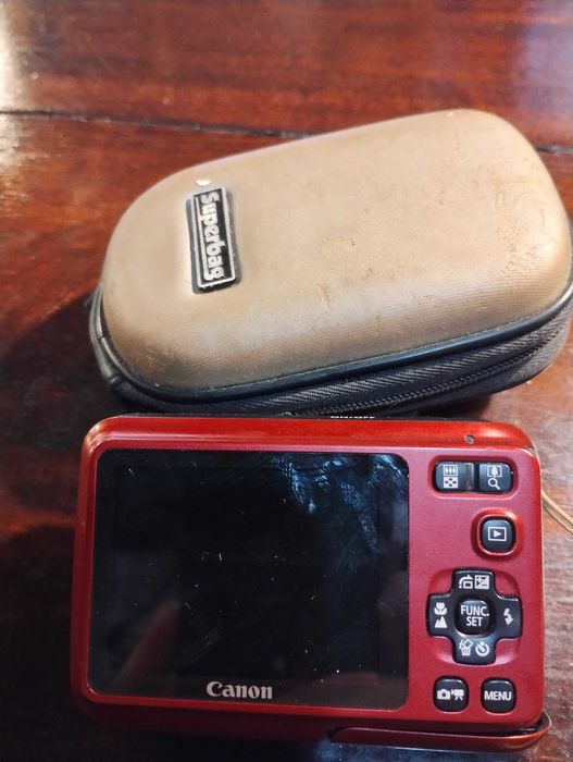 Компактен фотоапарат с калъф Canon