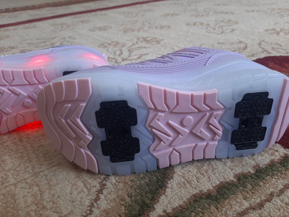 Продам кроссовки летние