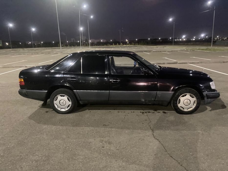 Mercedes-Benz E-Class в кузове W124.
